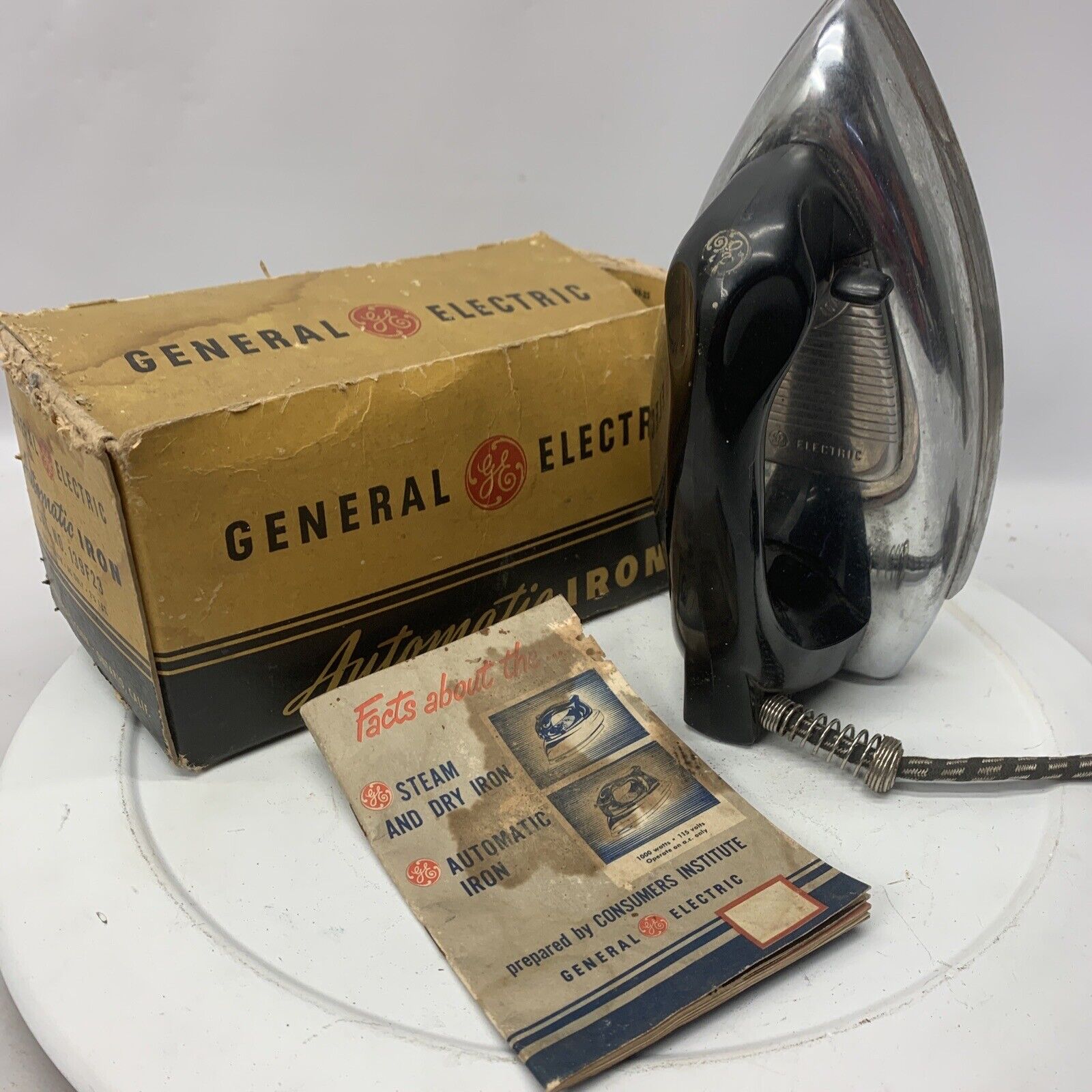 Vintage GE General Electric Automatic Iron Model 129F32 W/ Box and Papers 1000 W