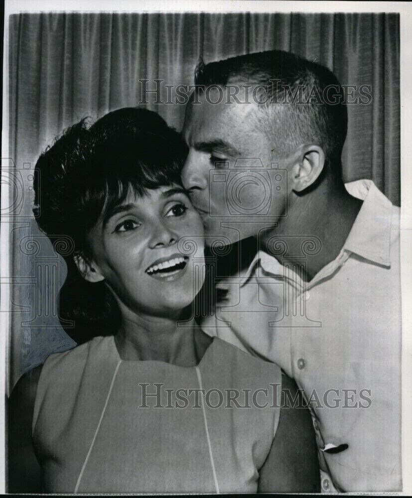 1964 Wirephoto Sherri Finkbine 31 receives kiss from husband Robert 8.5X7 Photo