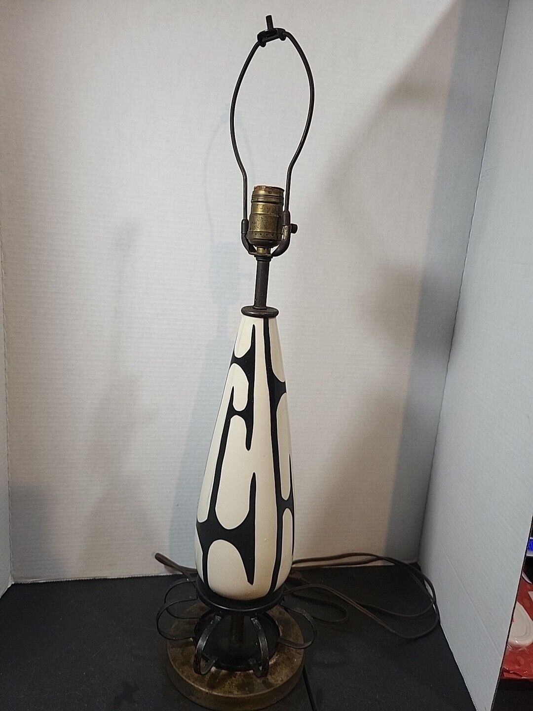 VTG Table lamp Brass Bottom With Black MetalArt deco Black/white MCM FLAW