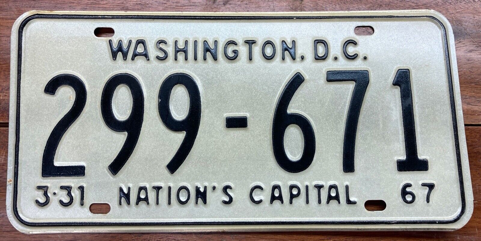 V. NICE NEVER USED 1967 WASHINGTON DISTRICT OF COLUMBIA DC LICENSE PLATE 299 671