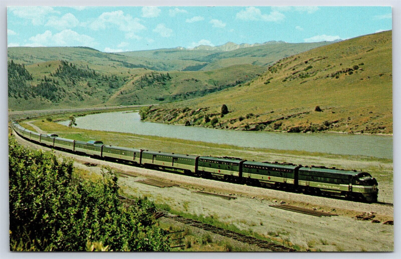 Postcard Train Locomotive Northern Pacific Railway Vista Dome North Coast AQ12