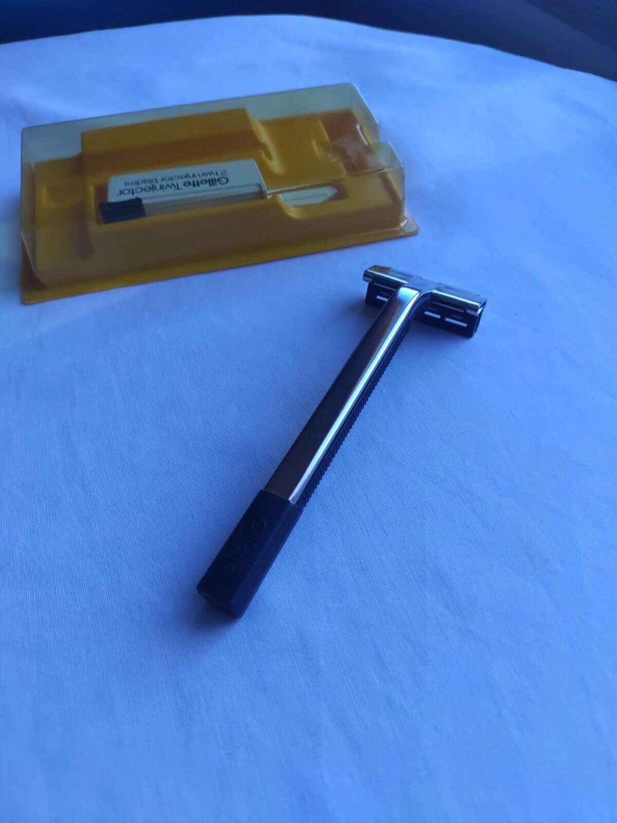 Beautiful Gillette Twinjector  SE Safety Razor Black and Silver Tone