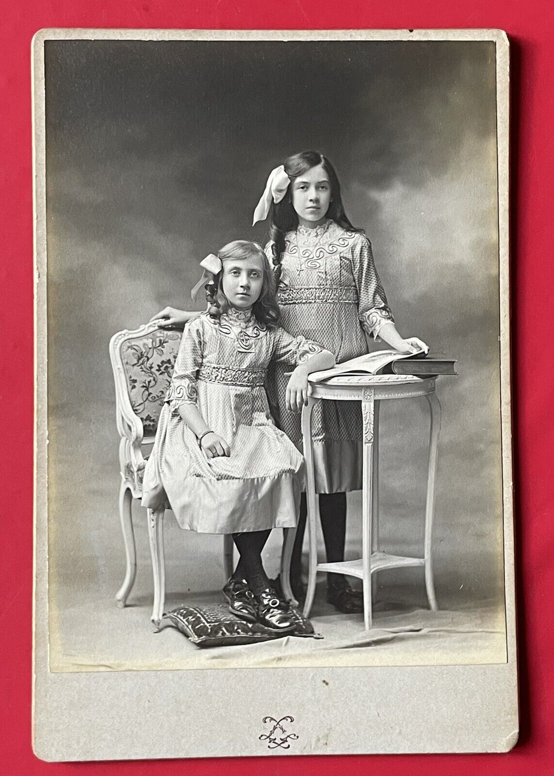 1900 Louvre Department Store Photograph Portrait of 2 Sisters