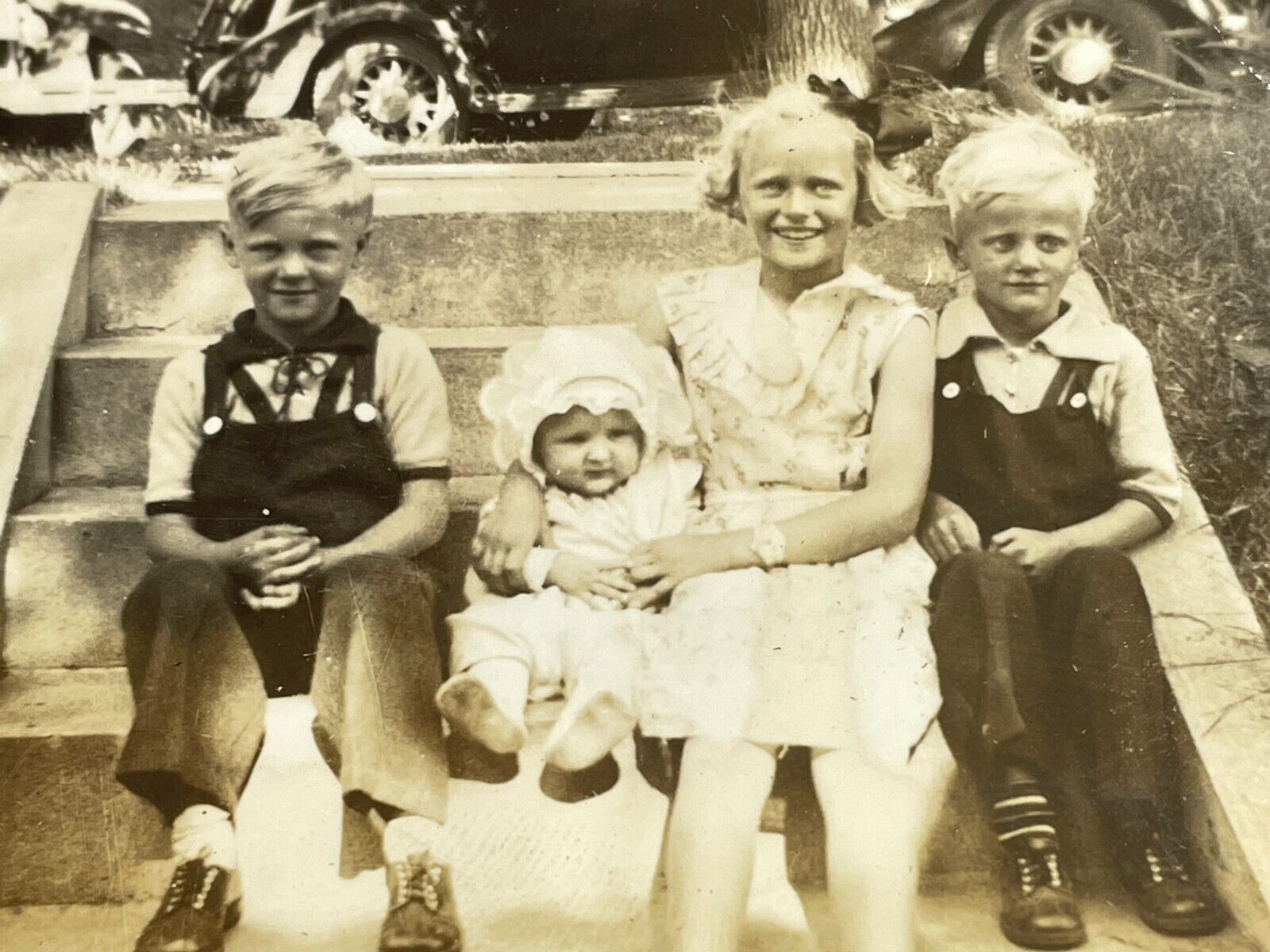 O8 Photograph Kids 1930's Family Photo Siblings Portrait Brother Sister