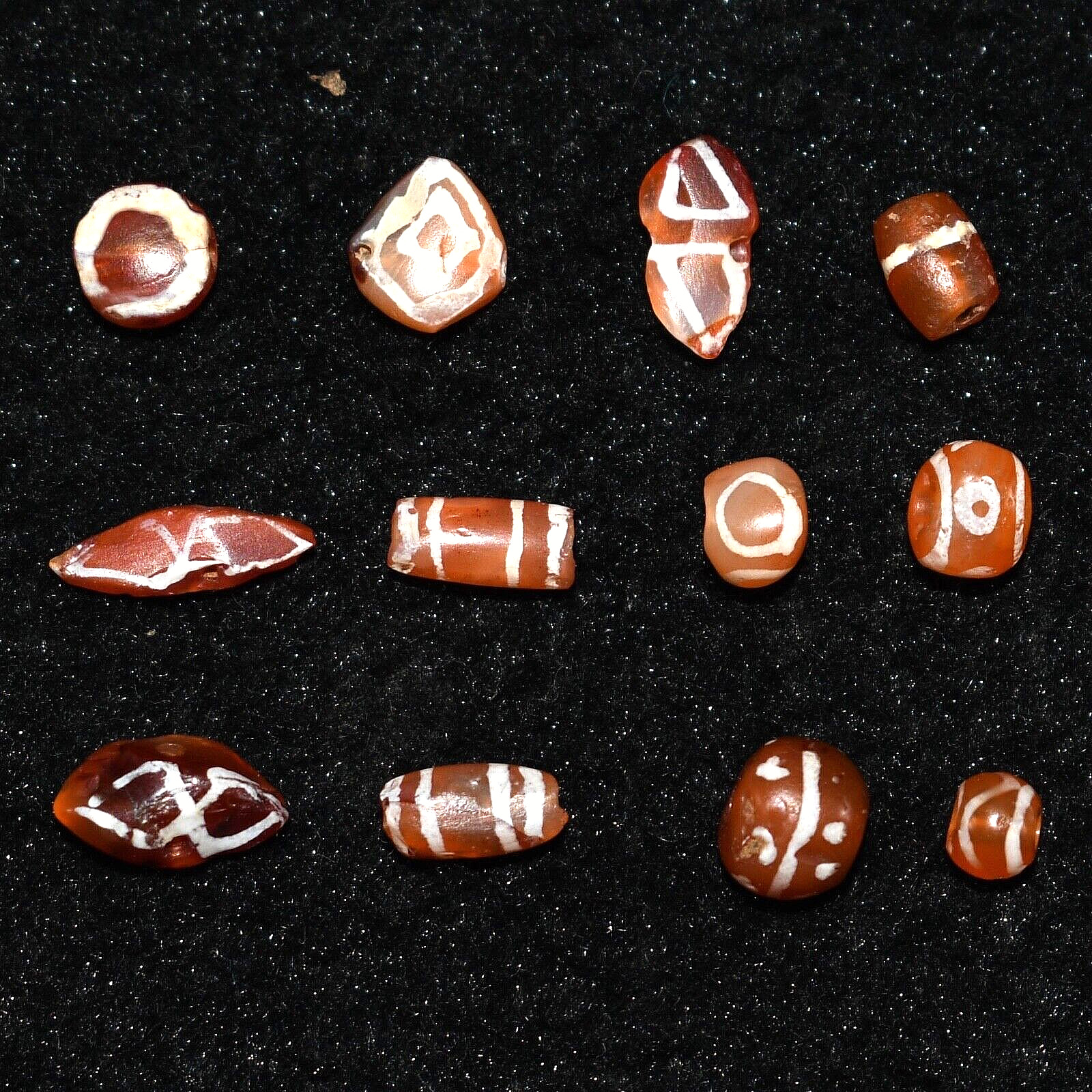 Lot Sale 12 Ancient Etched Carnelian Beads with Rare Patterns In Good Condition