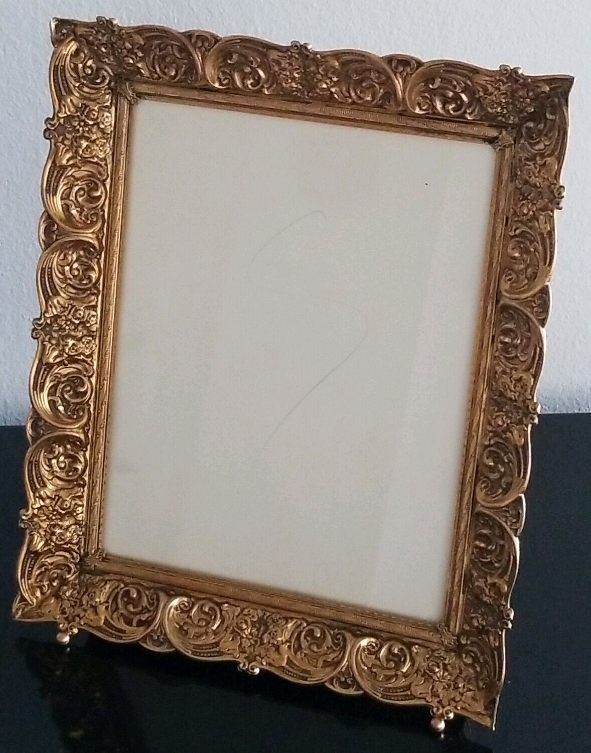 FABULOUS LARGE VINTAGE BRASS/BRONZE ORNATE FEETED PICTURE FRAME 12\