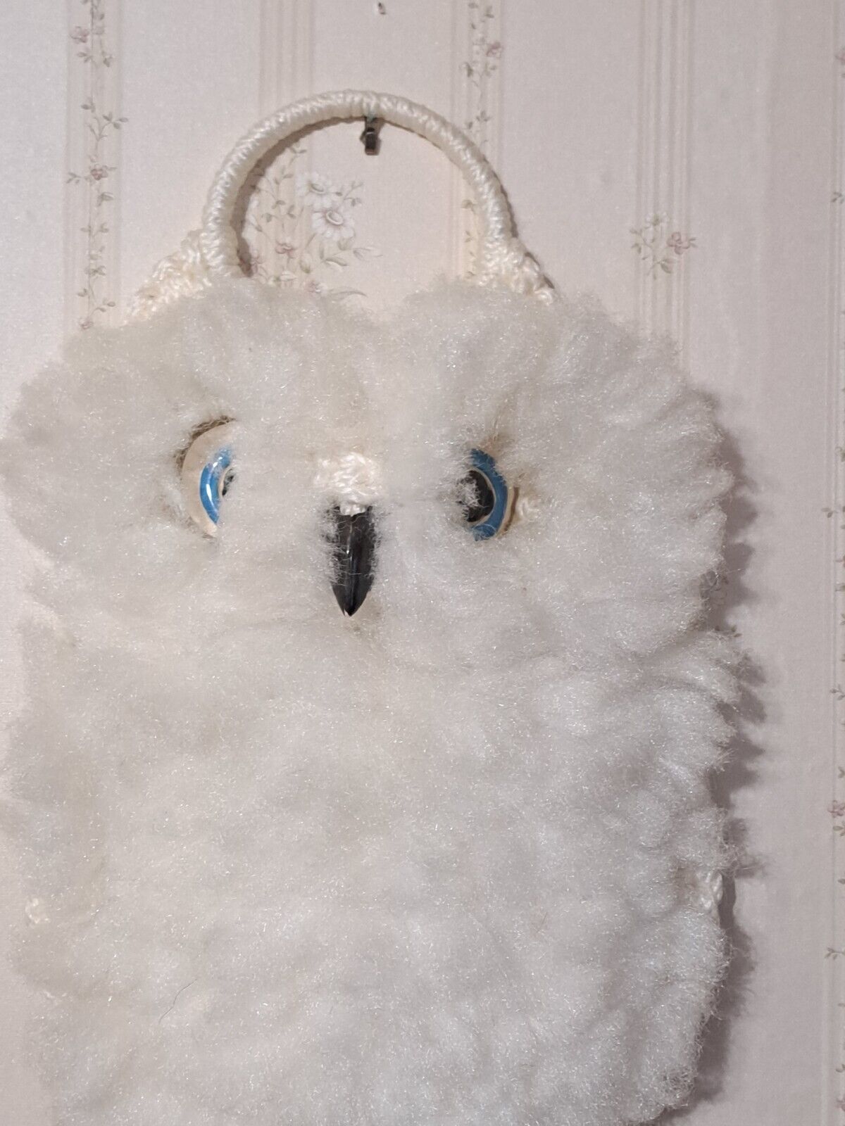Vtg Handmade White Large Macramed Blue-eyed Owl Towel Holder (B30)