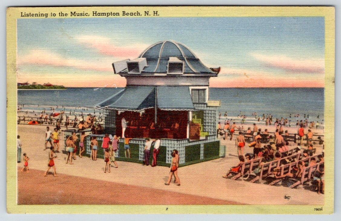 1952 HAMPTON BEACH NEW HAMPSHIRE LISTENING TO THE MUSIC*VINTAGE LINEN POSTCARD