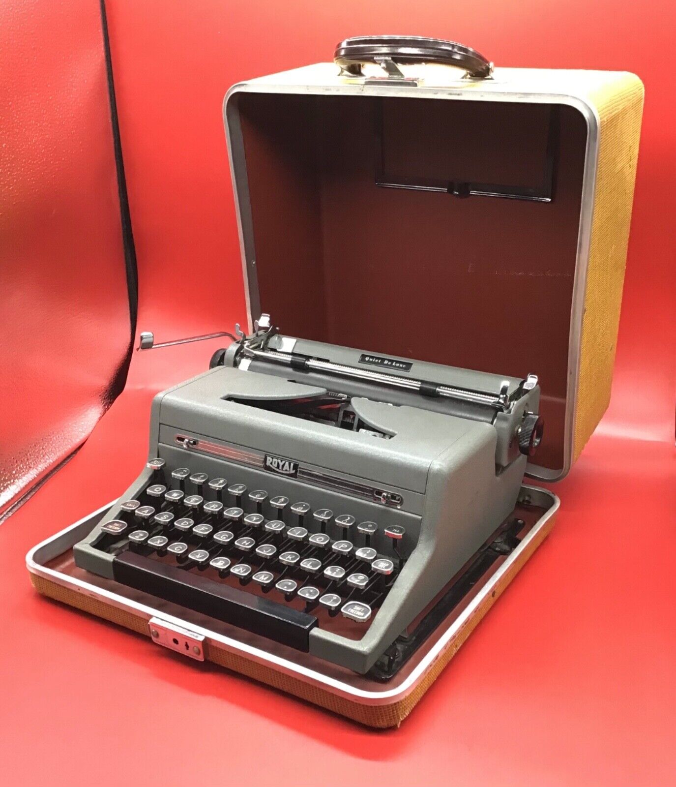 Vintage ROYAL Quiet De Luxe Typewriter in case retro vintage works 1949 rare wow