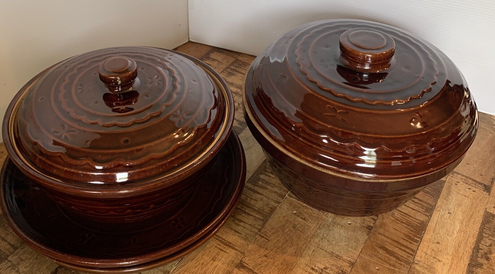 MARCREST DAISY DOT BROWN STONEWARE DUTCH OVEN Pair With Matching Plates