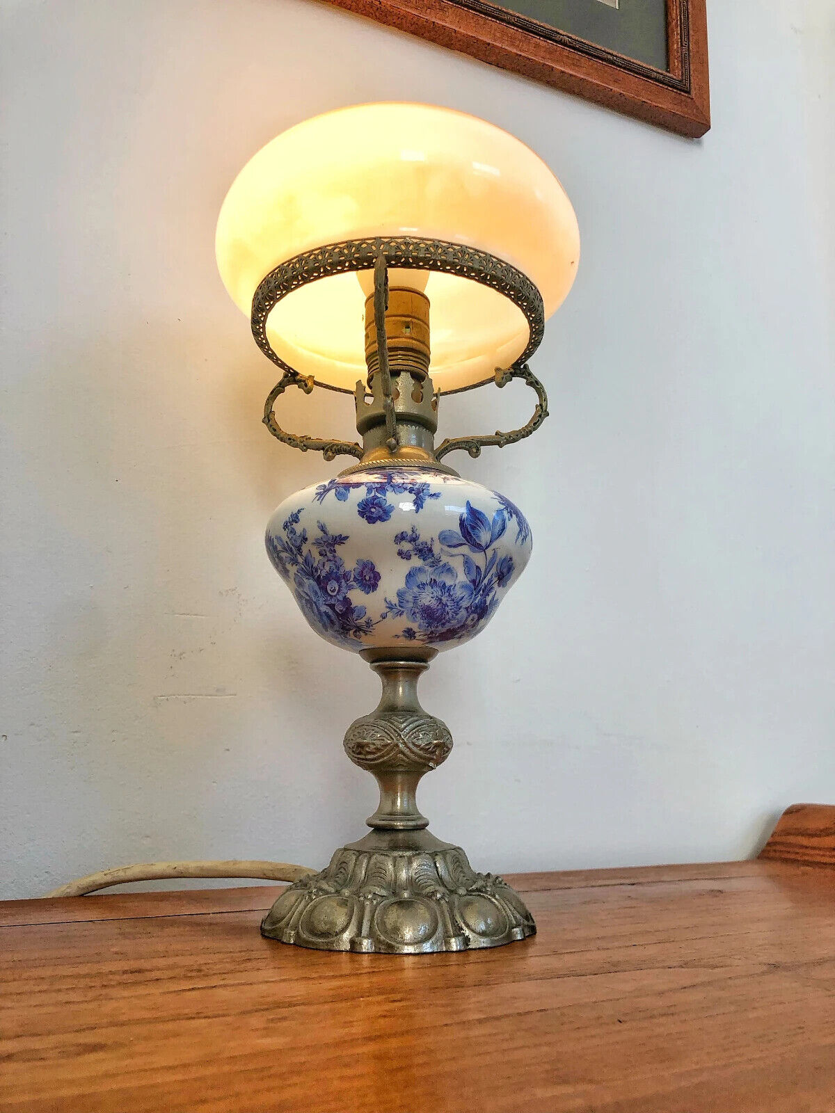 Delft Blue antique electric lamp, hand painted (late 1800s)