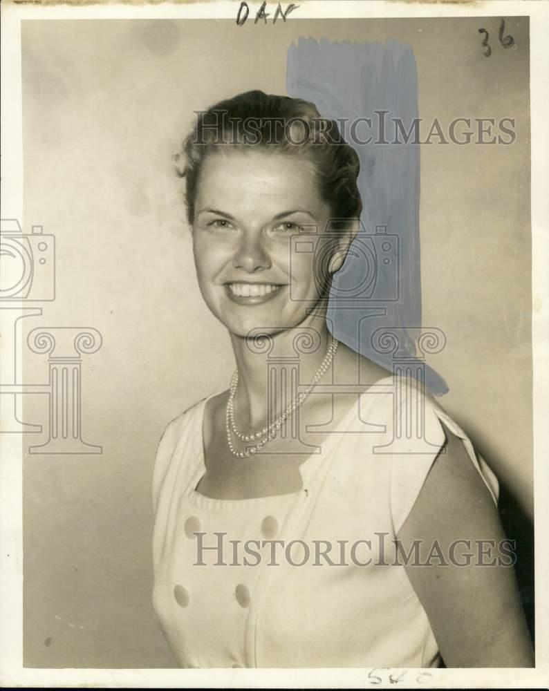 1958 Press Photo Mrs. Leo Stevens, president of Garden Bug - noo77012