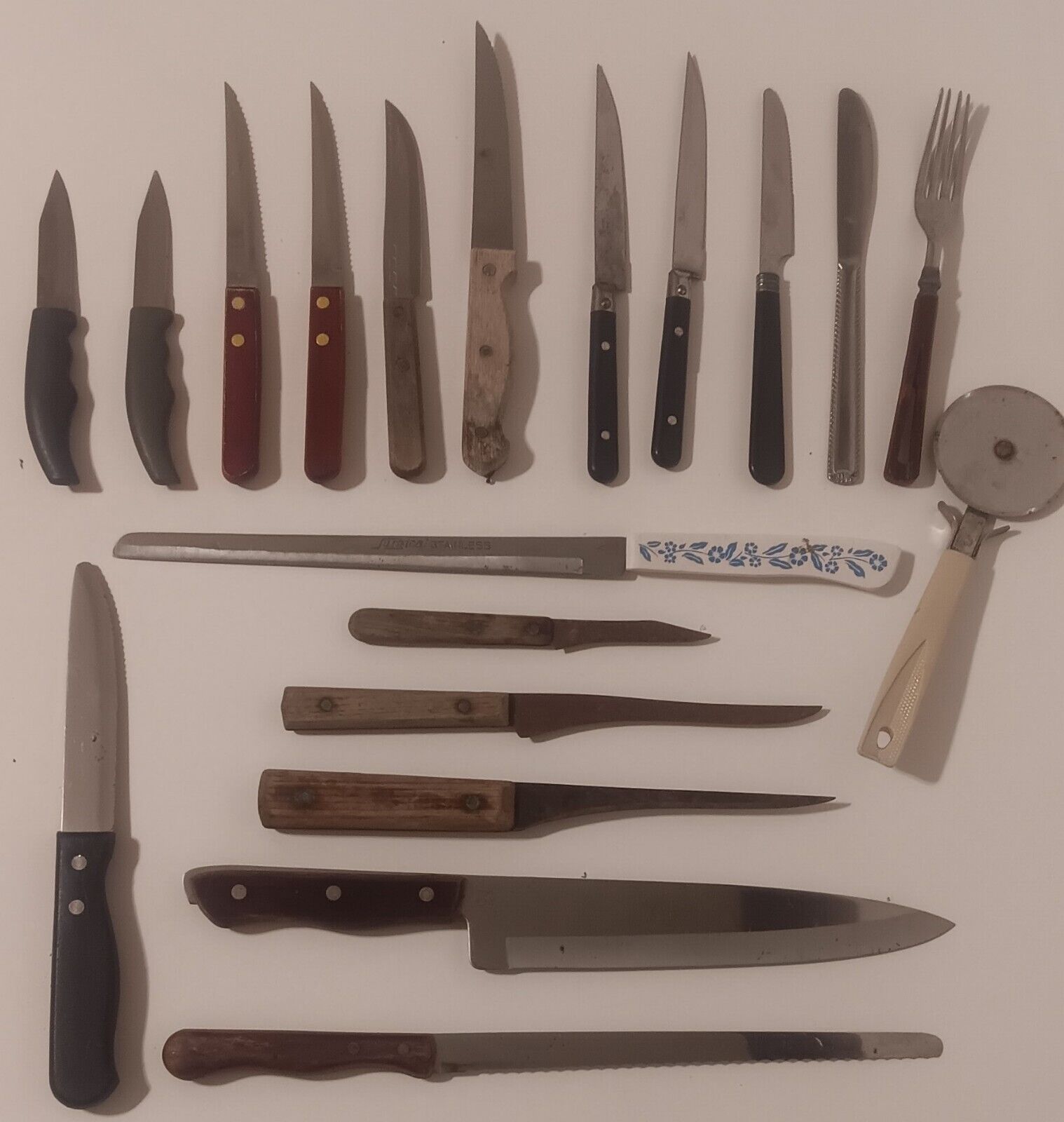 17 Old Vintage Knives, 1 Pizza Cutter And 1 Fork