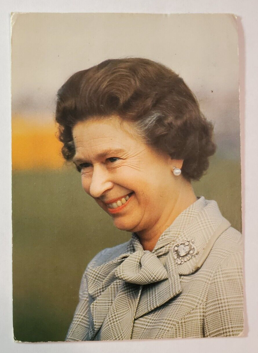 Her Majesty The Queen of England ~ Postcard/Unposted ~ #528
