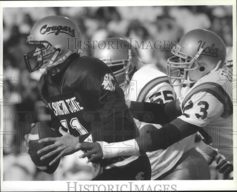 1992 Press Photo Drew Bledsoe received tugs from the Bruins - spx12605