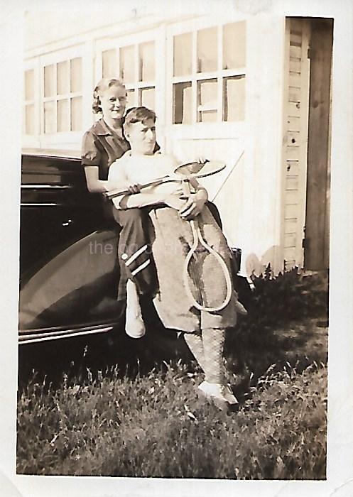 ANTIQUE SNAPSHOT Vintage SMALL FOUND FAMILY PHOTO Black+White ORIGINAL 311 52 H