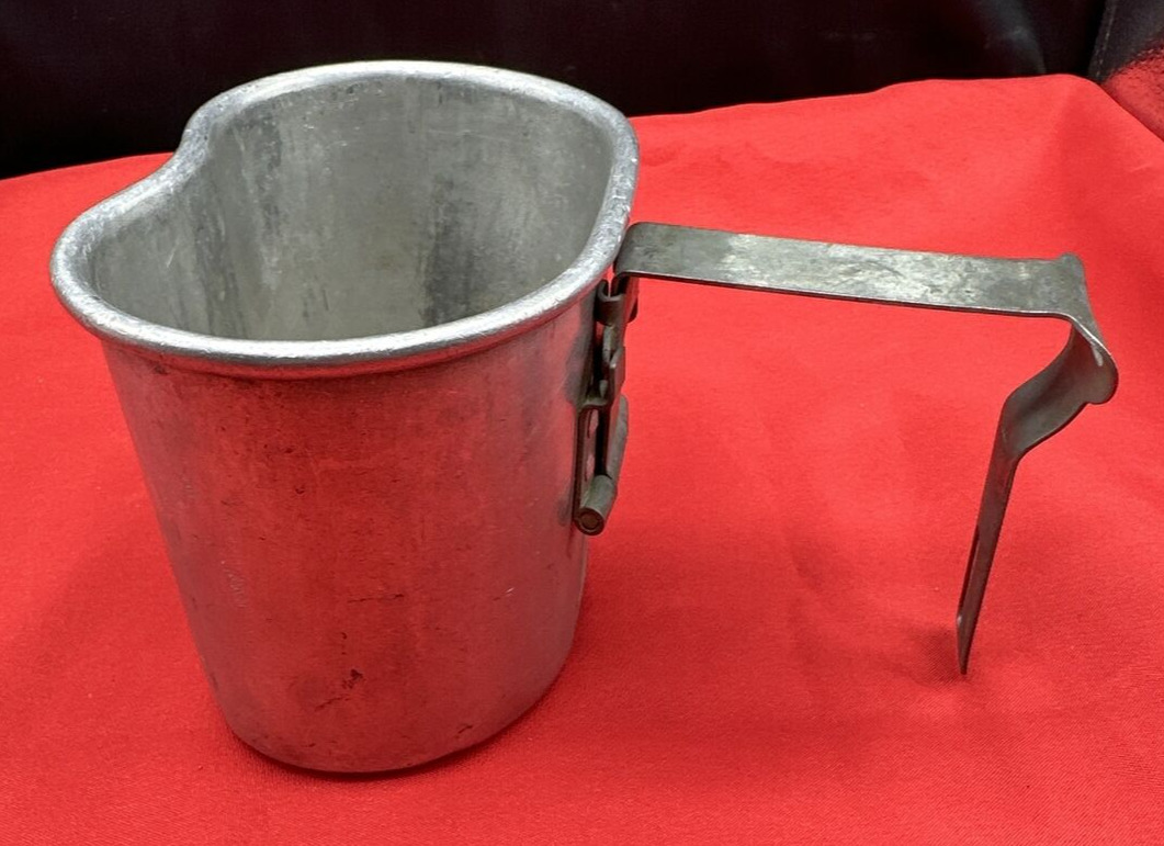 WWII/2 US canteen cup AGM 1942 dated and marked.