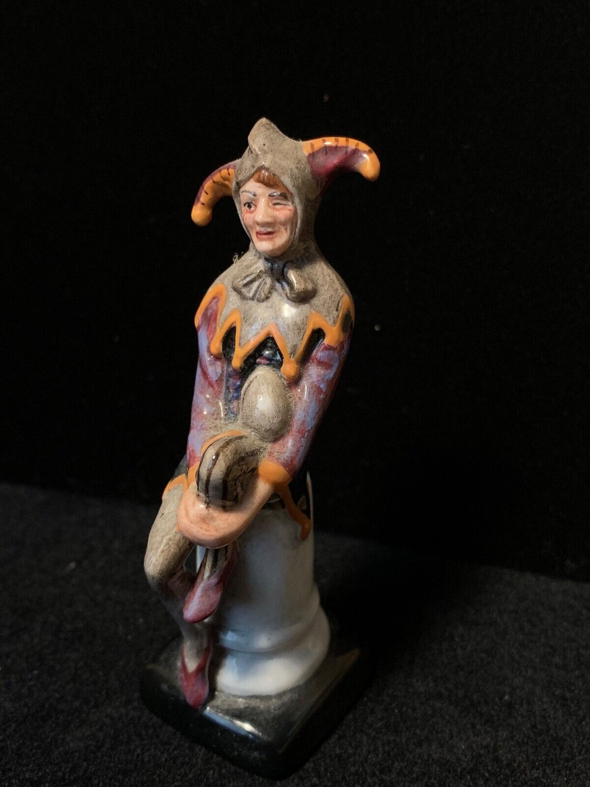 Vintage ROYAL DOULTON Porcelain Figurine THE JESTER HN 3335