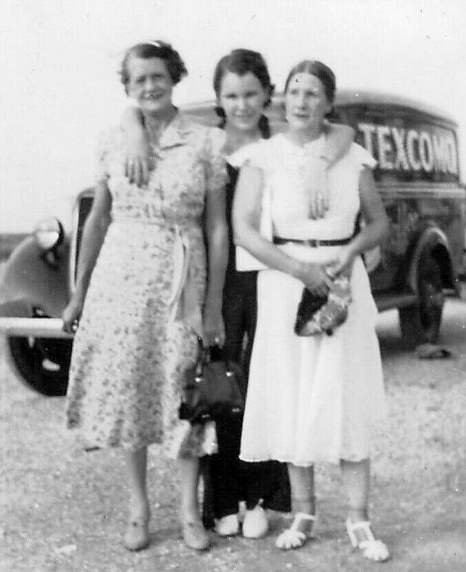 Vintage 1940s TEXCOMO Truck GROCERY Sign 3 Ladies Cuddling Photo Port Lavaca TX