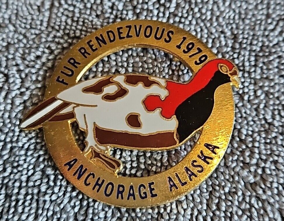 Gold Toned Pinback ANCHORAGE ALASKA 1979 Fur Rendezvous BIRD souvenir Pin 1 3/4\