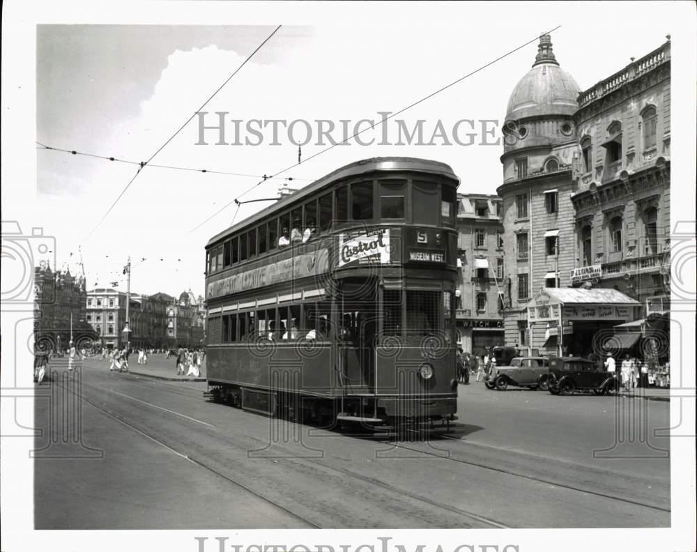 1942 Press Photo Double-decked trolley passes through an area in Bombay, India