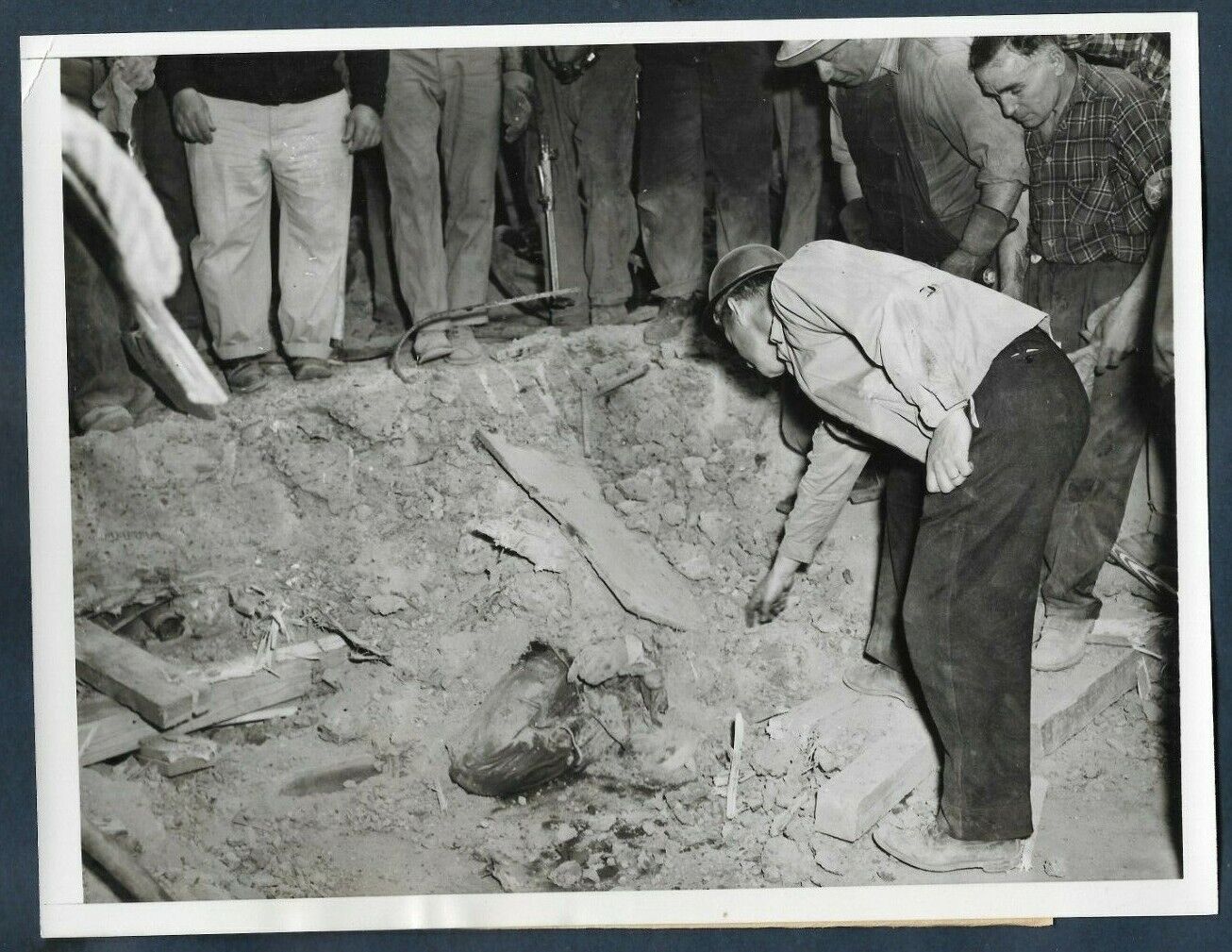 DRAMA ENTOMBED WORKER IN CONCRETE AT NEW YORK COLISEUM 1955 VTG Press Photo Y64