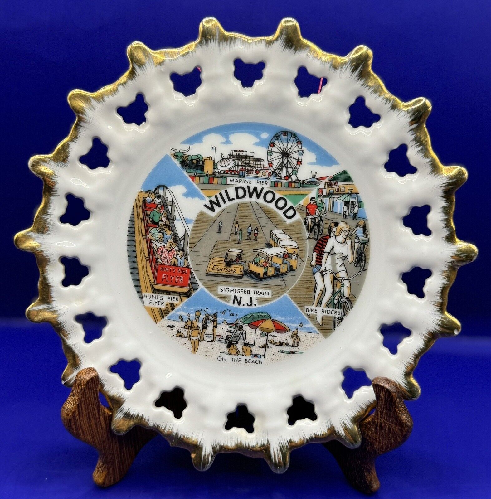 Vintage Wildwood New Jersey Souvenir Ceramic Scallop Plate Wall Hanging 7”