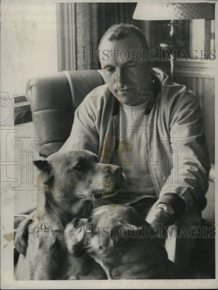 1960 Press Photo Frank Appleton with his 2 boxer pups at his New York home