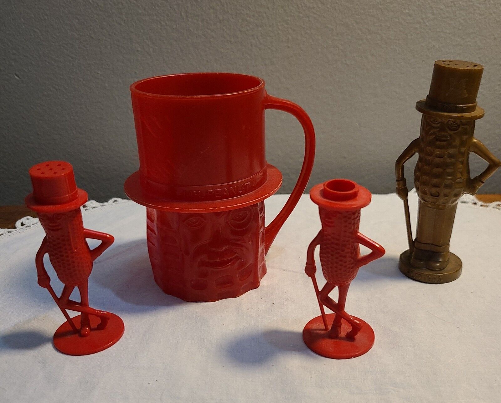 Lot of 4 Vintage Planters MR. PEANUT Collectibles SALT/PEPPER-CUP- 3 Red/1 Brown