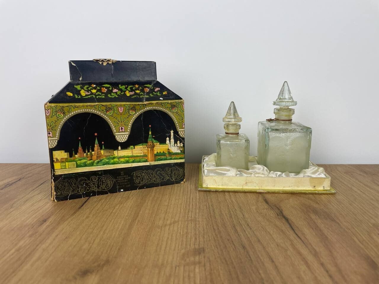 VINTAGE RUSSIA USSR ANTIQUE SOVIET Vintage Perfume Set Black Casket