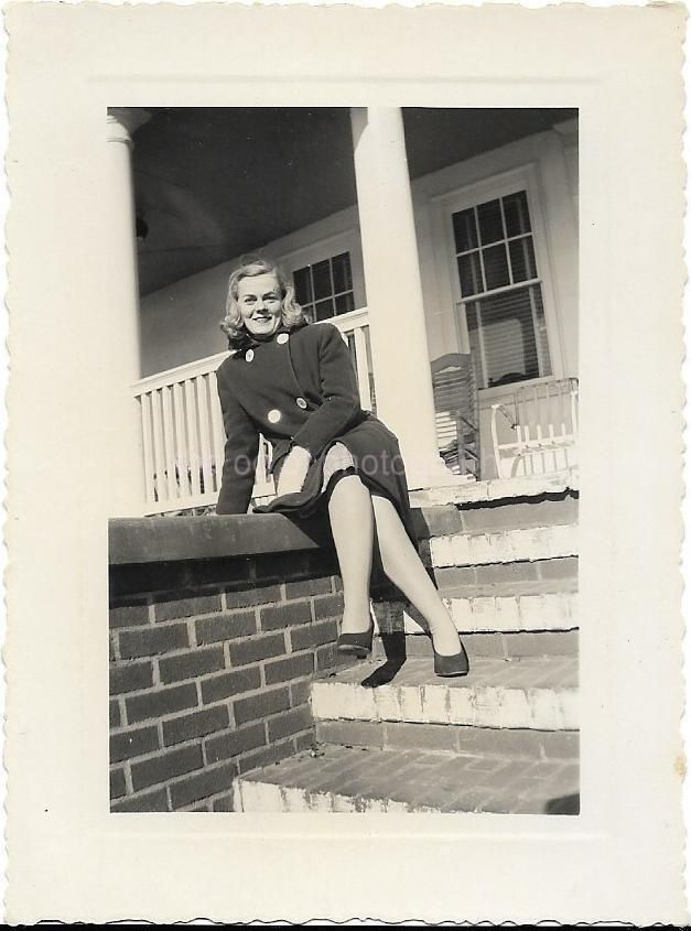 MID CENTURY GIRL Vintage FOUND PHOTO B And W PRETTY WOMAN Snapshot 211 51 B