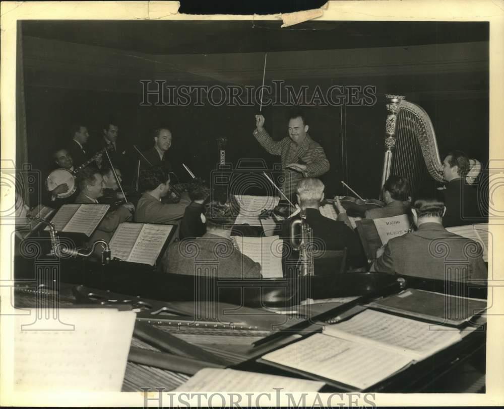 1938 Press Photo Paul Whiteman conducts his orchestra. - tub37213