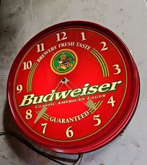 VINTAGE BUDWEISER KING OF BEERS LIGHTED 19\'\' WALL CLOCK WORKING CONDITION L5039