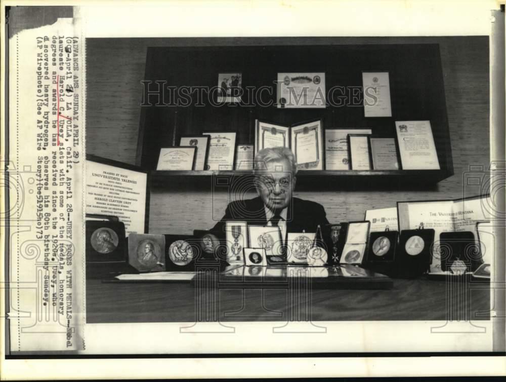 1973 Press Photo Harold Urey, discoverer of heavy hydrogen, with awards - CA