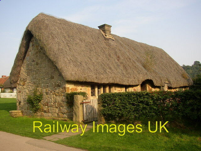 Photo - Cruck-framed cottage Stang End Ryedale Folk Museum Hutton-le-Hole c2006