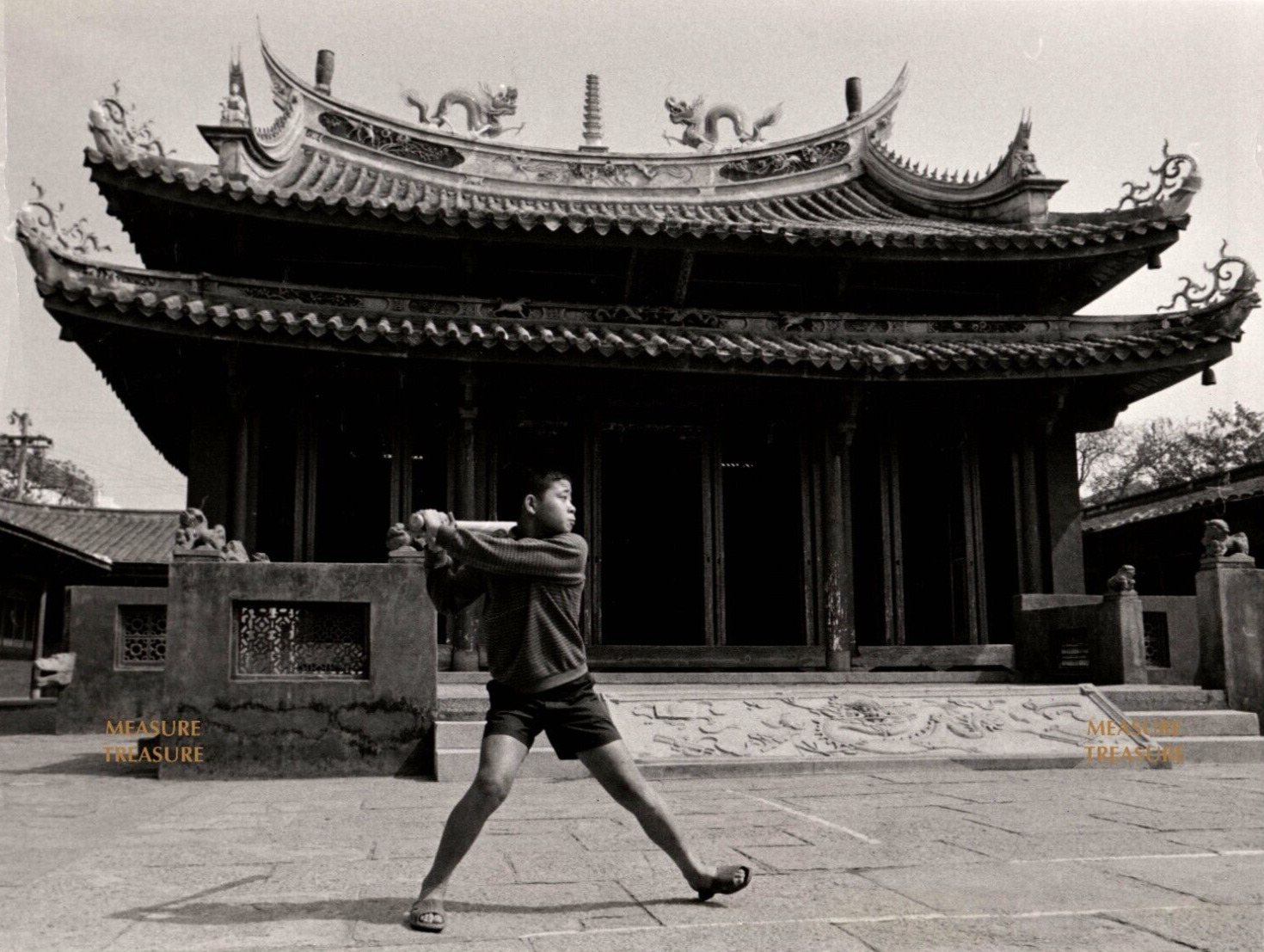 1972 TAIPEI TAIWAN CHINA, KID PLAYING BASEBALL, CONFUCIOS TEMPLE PRESS PHOTO F5