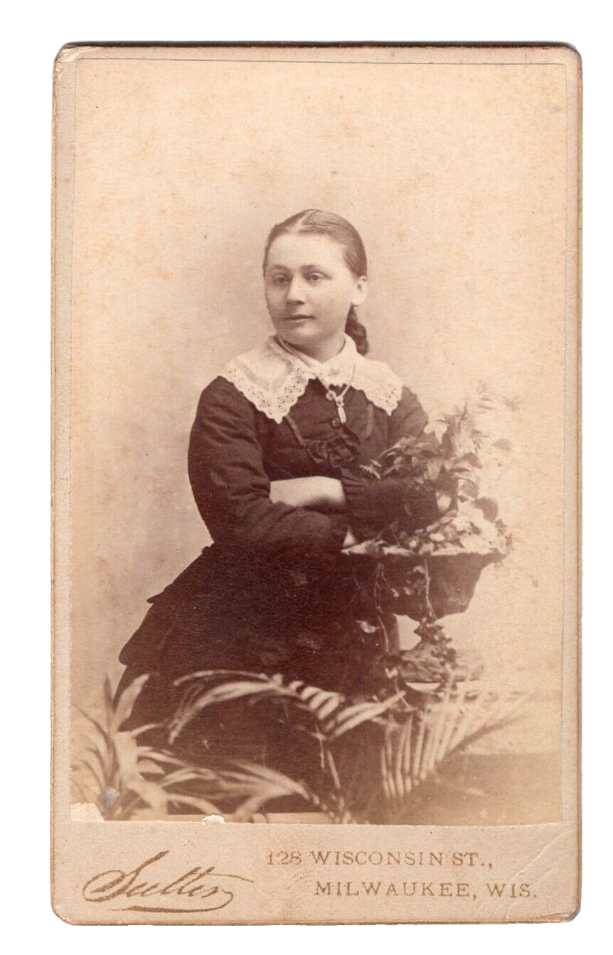 MILWAUKEE c1879 Young Victorian Woman Wide Collar Gilt Edge CDV by SUTTEN