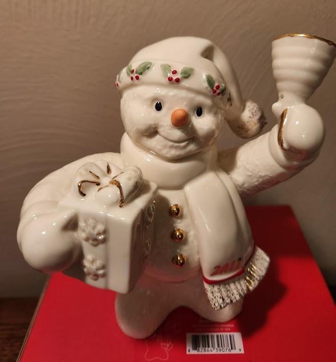 LENOX Annual SNOWMAN 2012 Figurine 6\