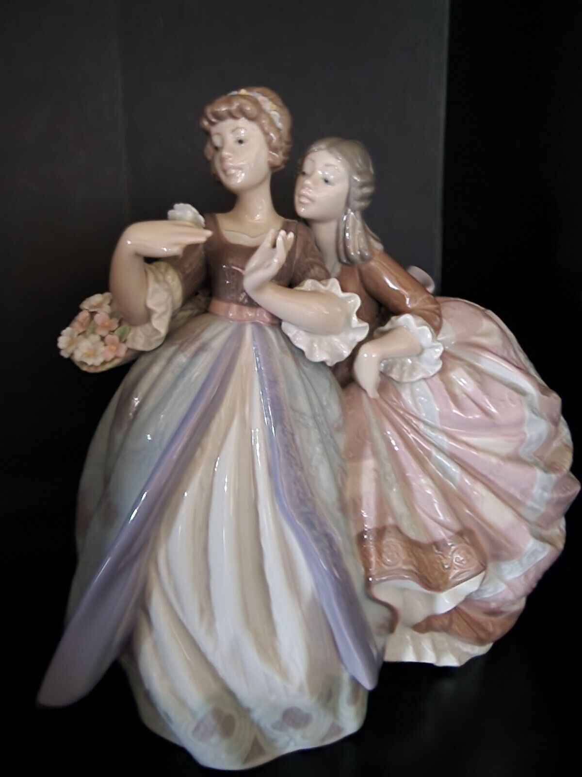 Lladro 5700 Southern Charm no box or umbrella and finger is broke