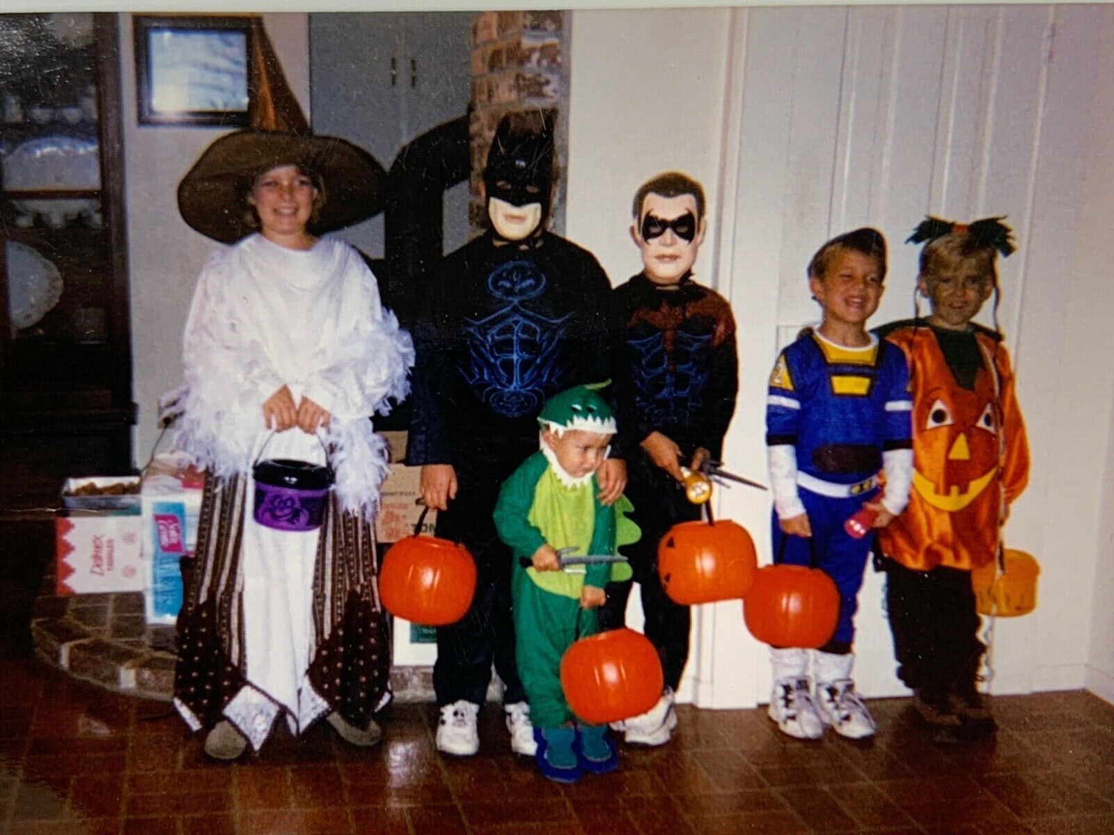 (Kb) FOUND PHOTO Photograph Snapshot 4x6 Kids Halloween Batman Costumes 