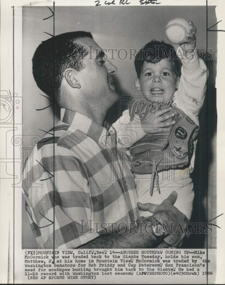 1966 Press Photo Giants\' baseball player Mike McCormick & son Matthew, CA