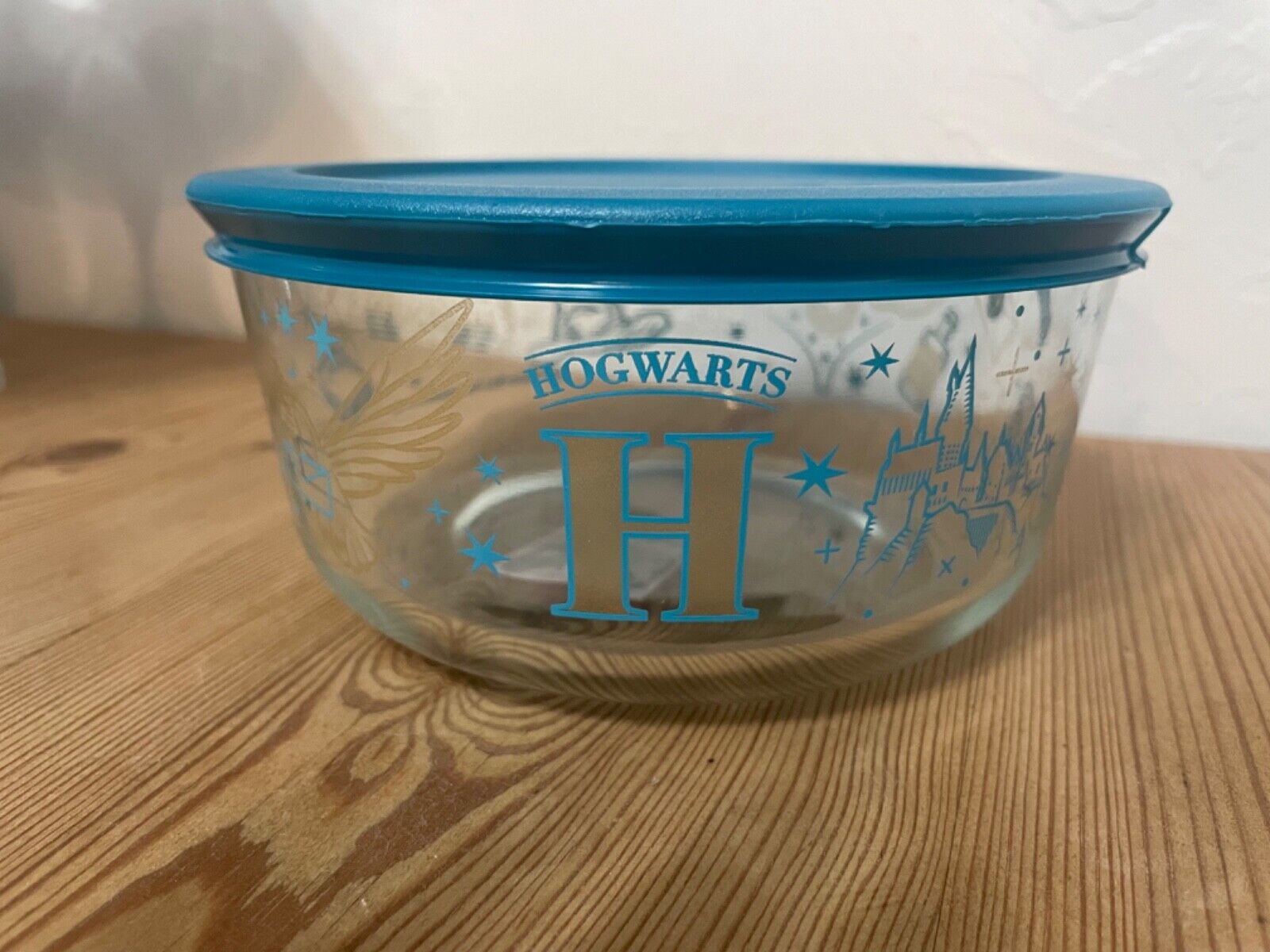 Pyrex Harry Potter ™ Decorated Glass Food Storage 4 Cup - Plastic Lid Hogwarts
