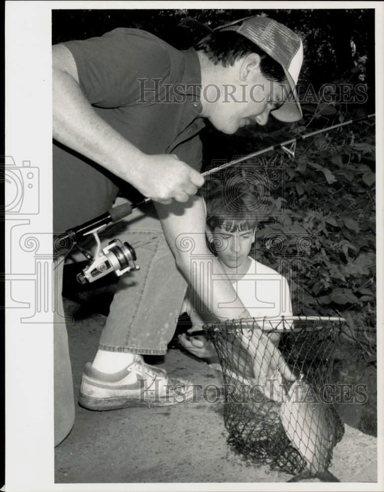 1989 Press Photo Bill Riordan and Mike Kennedy at Shad Fishing Derby in Holyoke