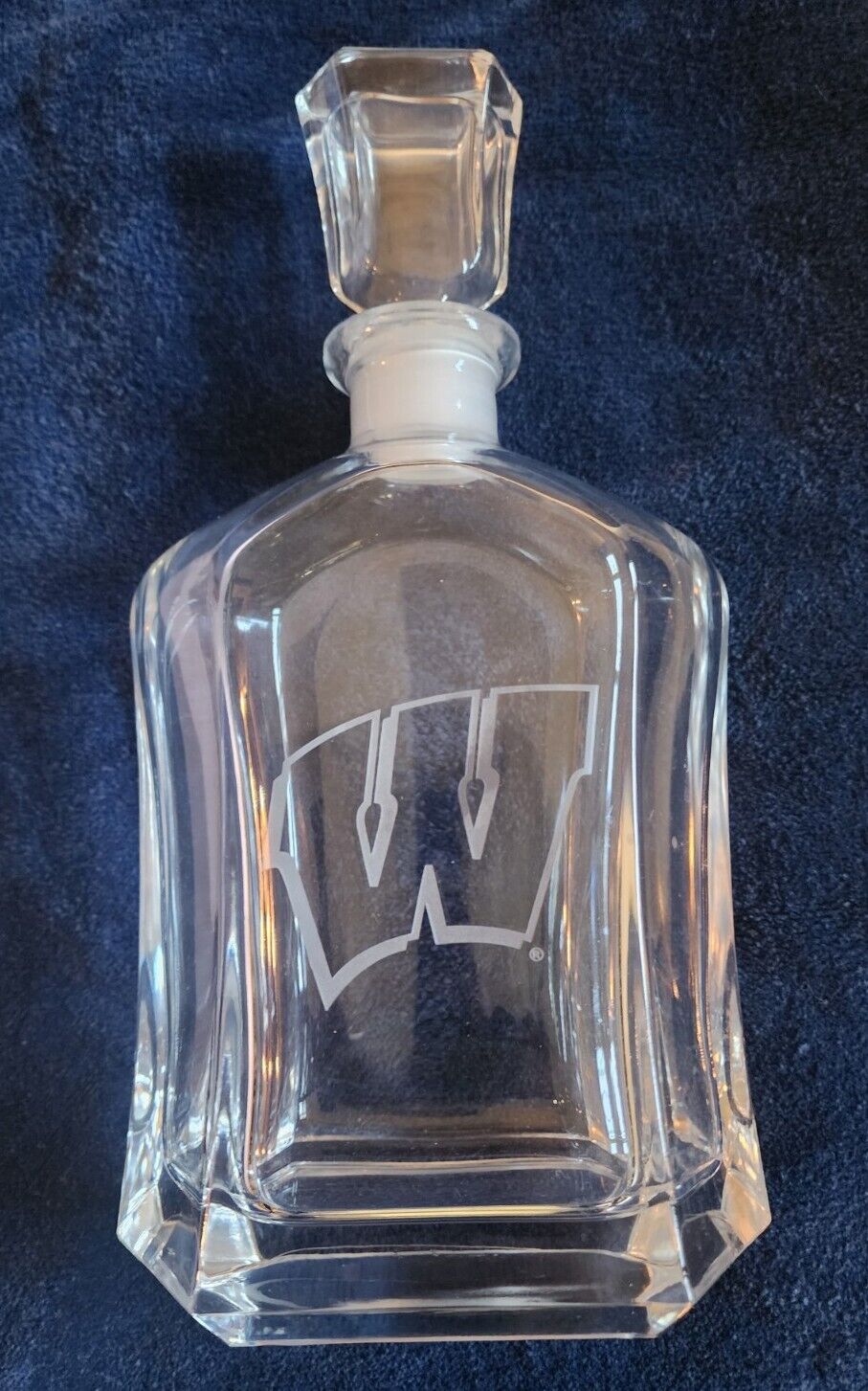 WISCONSIN UNIVERSITY BADGERS HAND ETCHED CRYSTAL WHISKEY 23.75OZ DECANTER NEW