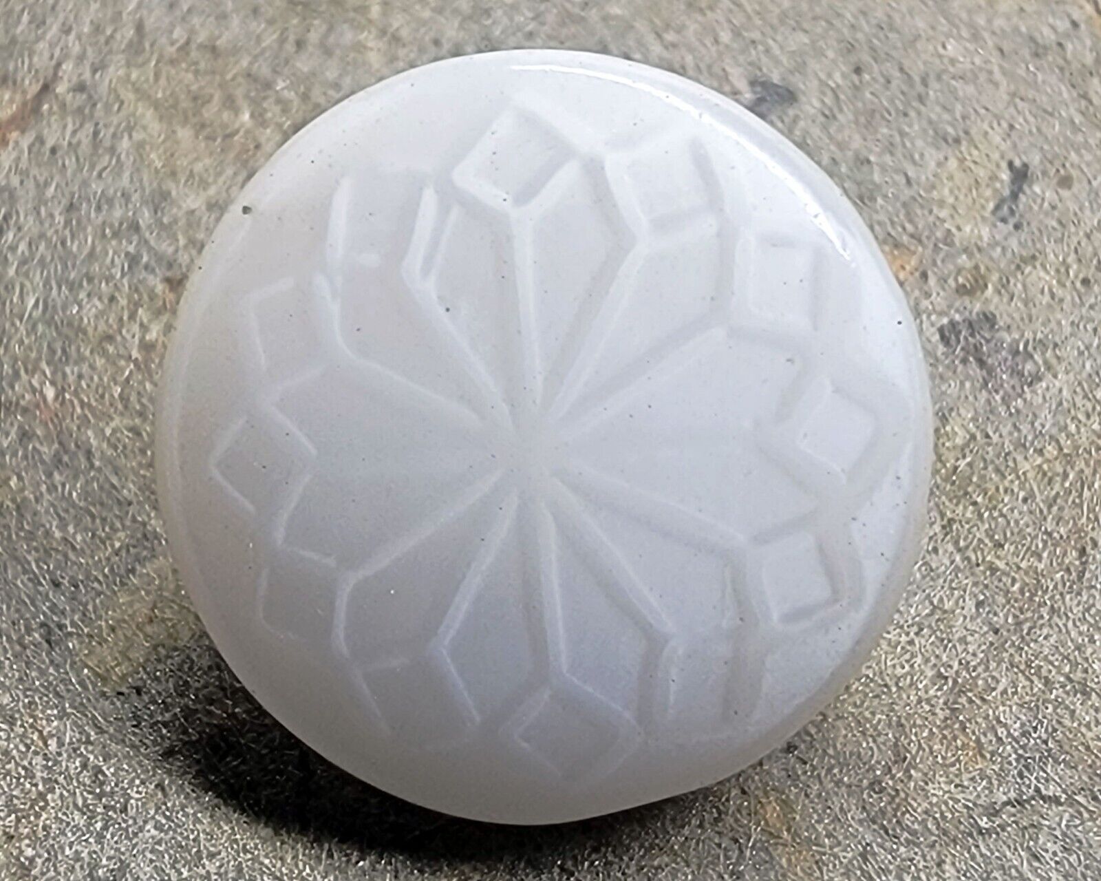 Vintage White Glass Digs Button ~ DM 87 Star Quilt Design in Glass ~almost 9/16\