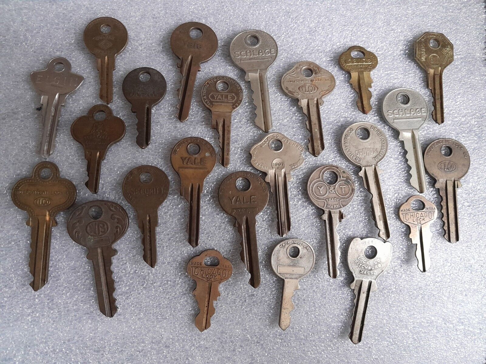 Lot Of 24 Vintage Antique Made In USA Ornate Keys Y&T Ilco Yale Schlage Etc