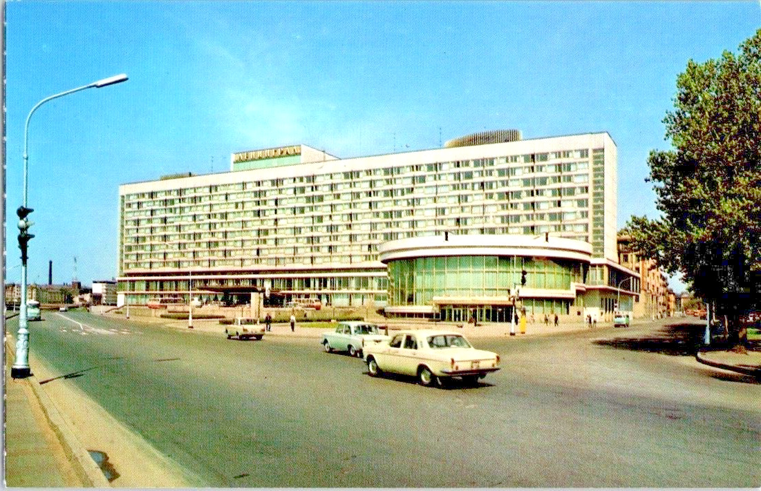 Postcard Leningrad Hotel Cars Vintage  Unposted  1971 5.5 x3.5\