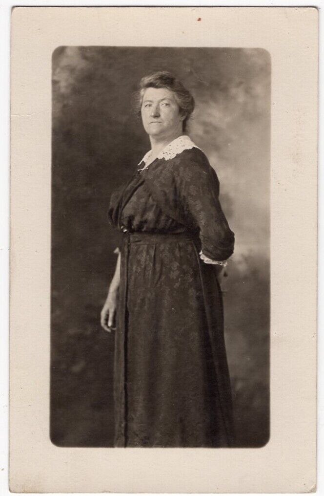 VINTAGE RPPC REAL PHOTO POSTCARD OLDER WOMAN IN BLACK DRESS LACE COLLAR 091421 Q