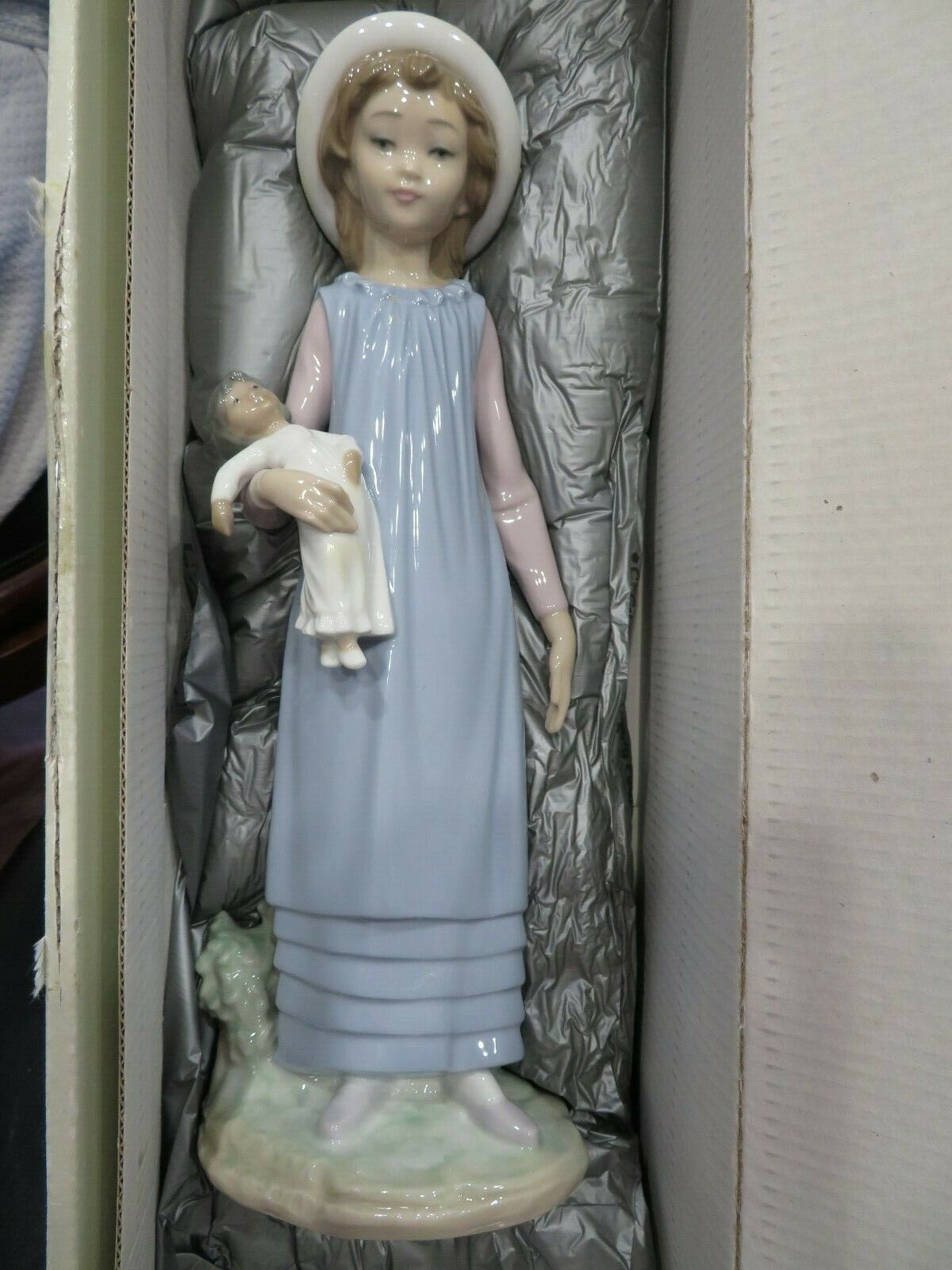 LLADRO 5045 Belinda with Her Doll Retired Original Blue Box Mint Condition