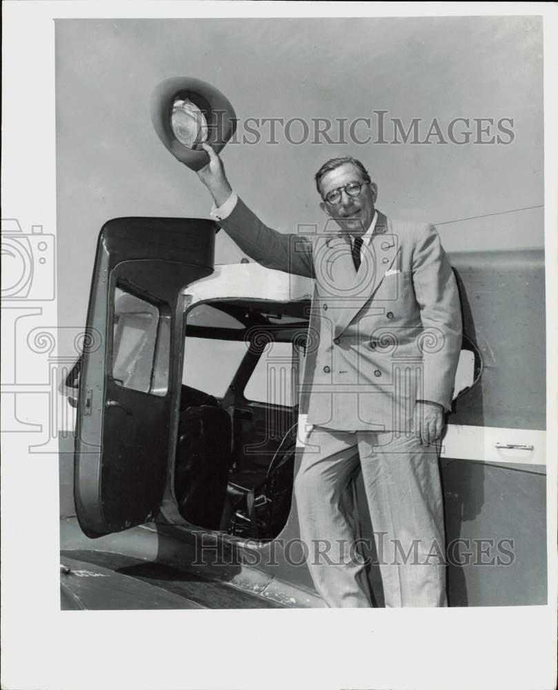 1950 Press Photo Claude Pepper poses outside plane - lra46952
